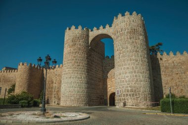 San Vicente Kapısı Avila sokak önünde iki kule ile