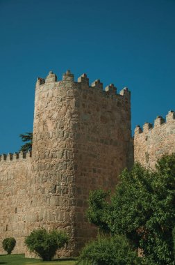Avila'da şehir duvarında kule ve yeşil bahçe