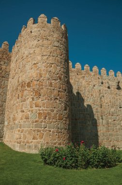 Avila'da şehir duvarında kule ve yeşil bahçe