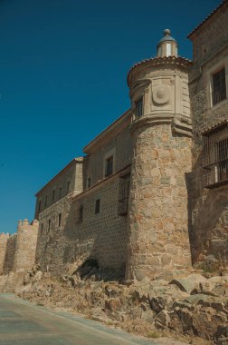 Avila'da şirin kuleli büyük şehir duvarı