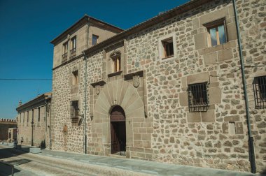 Avila büyük kapılı boş sokak ve gotik bina