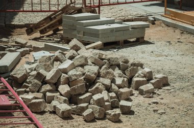 Bir şantiyede setts taş yığını