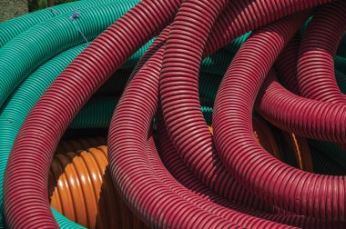 Bir şantiyede elektrik kabloları veya kabloları için plastik borular