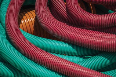 Bir şantiyede elektrik kabloları veya kabloları için plastik borular