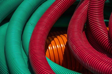 Bir şantiyede elektrik kabloları veya kabloları için plastik borular