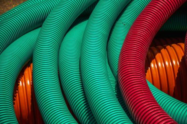 Bir şantiyede elektrik kabloları veya kabloları için plastik borular