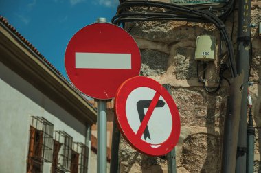 Avila'da taş evin önünde trafik işaretleri