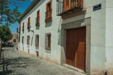Avila'da ahşap kapılı boş sokak ve eski bina