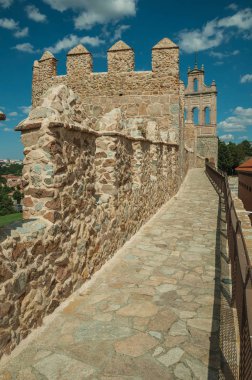 Avila kasabasını çevreleyen eski kalın duvarın üzerindeki patika