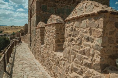 Avila kasabasını çevreleyen eski kalın duvarın üzerindeki patika