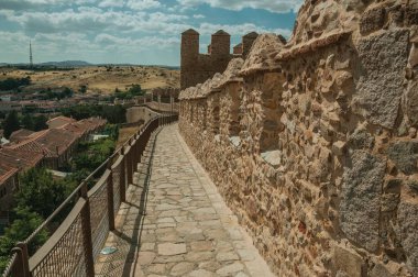 Avila kasabasını çevreleyen eski kalın duvarın üzerindeki patika