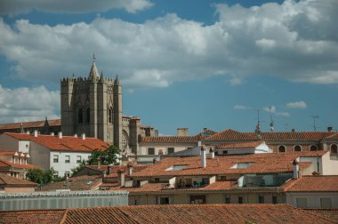 Avila çatıları arasında gotik Katedrali'nden çan kulesi