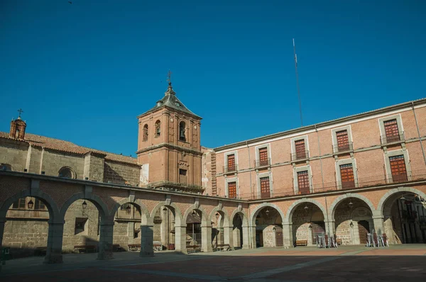 Place Mercado Chico entourée d'un vieux bâtiment à Avila — Photo