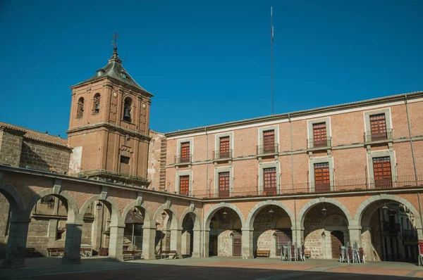 Plaza Mercado Chico rodeada por antiguo edificio en Ávila —  Fotos de Stock