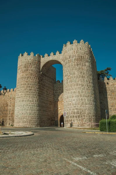 Porte San Vicente avec deux tours en face de la rue à Avila — Photo