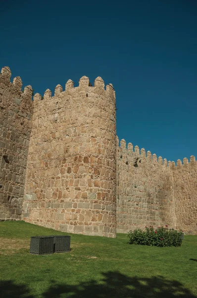 Tower on the city wall and green garden at Avila — Stock Photo, Image