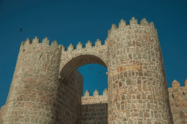 Parte superiore della Porta Alcazar tra due torri ad Avila — Foto Stock