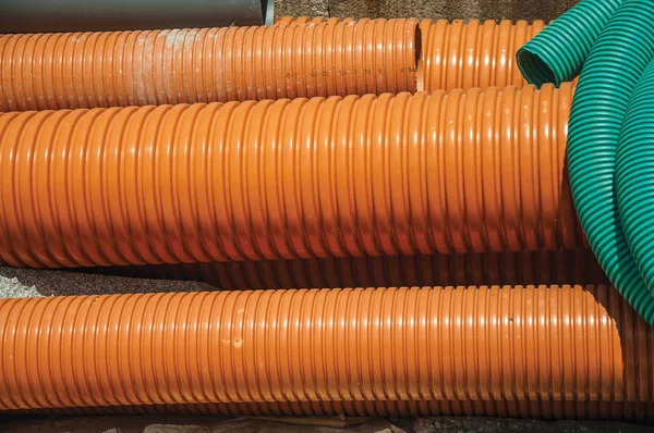 Tubos de plástico para cableado eléctrico o cables en una obra de construcción — Foto de Stock