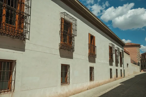 Callejón y antiguo edificio con rejillas protectoras de hierro en las ventanas de Ávila — Foto de Stock