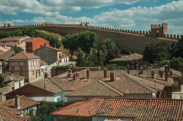 Callejón entre casas antiguas y muralla de piedra alrededor de la ciudad de Ávila —  Fotos de Stock