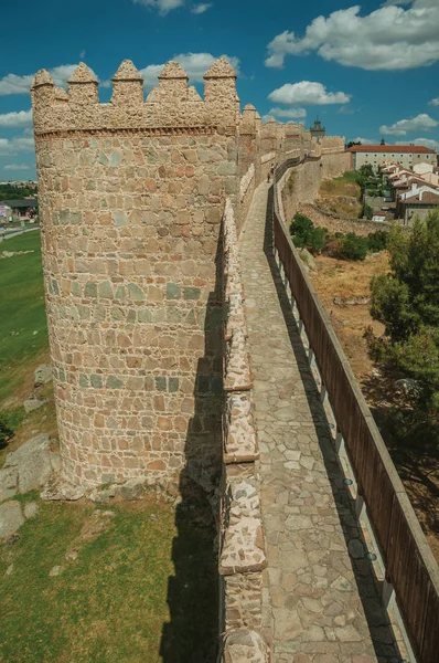 Väg över gamla tjocka muren omger staden Avila — Stockfoto