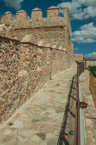 アビラの町を囲む古い厚い壁の上の経路 — ストック写真