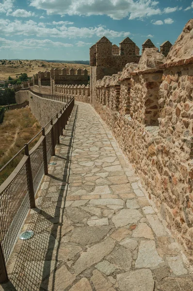Το μονοπάτι πάνω από τον παλιό παχύ τοίχο κυκλώνει την πόλη Άβιλα — Φωτογραφία Αρχείου