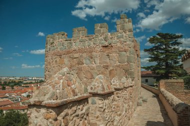 Avila büyük kule ile eski kalın duvar üzerinde Pathway