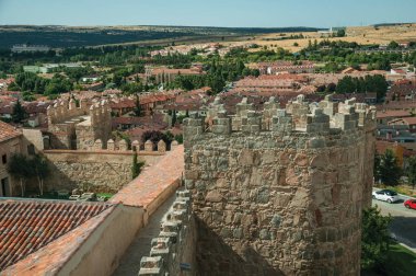 Avila büyük kuleleri ile eski kalın duvar üzerinde Pathway