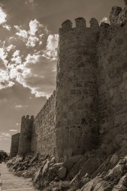 Avila'da şirin kuleli yaya gezinti ve şehir duvarı