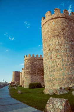 Avila kasabasını çevreleyen büyük duvardaki taş kuleler
