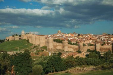 Avila'yı çevreleyen tepenin üzerindeki büyük duvardaki taş kuleler