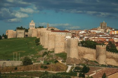 Avila'yı çevreleyen tepenin üzerindeki büyük duvardaki taş kuleler