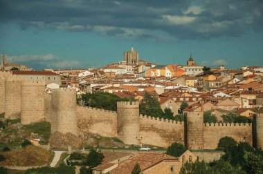 Avila'yı çevreleyen tepenin üzerindeki büyük duvardaki taş kuleler