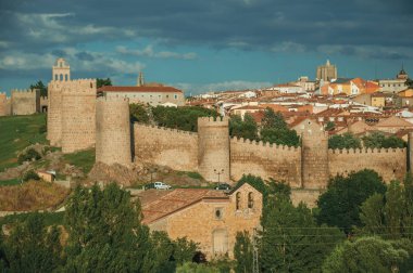 Avila'yı çevreleyen tepenin üzerindeki büyük duvardaki taş kuleler
