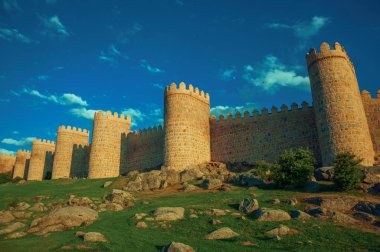 Avila kayalık arazi üzerinde büyük duvarda Taş kuleler
