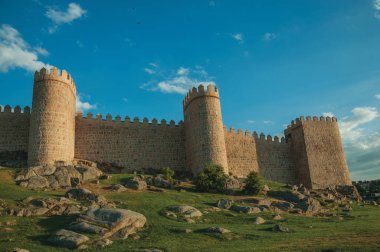 Avila kasabasını çevreleyen kayalık araziüzerinde taş kuleler