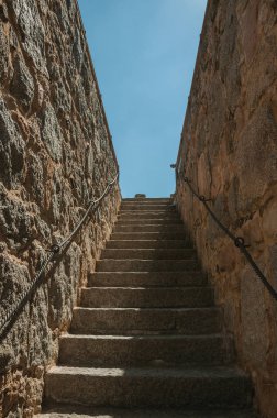 Avila'da kalın bir duvara doğru giden merdivenler