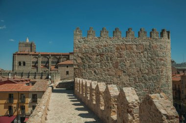 Şehir ve Avila Katedrali etrafında duvar üzerinde Pathway