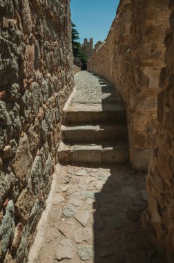 Avila etrafında savaş ile duvar üzerinde merdiven ile Pathway