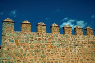Avila'da taş duvar üzerinde meronlar ve crenels ile Battlement