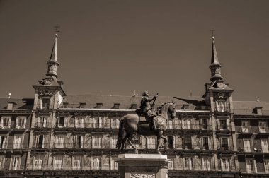 Madrid'deki Plaza Mayor meydanında Kral Philip III'ün heykeli