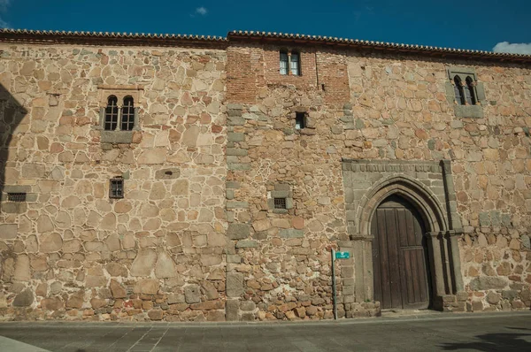 Edificio gótico con puerta de madera en Ávila —  Fotos de Stock
