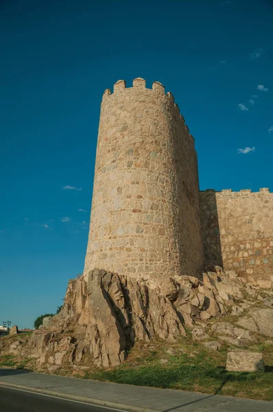 Avila çevresindeki duvarda kayalık arazi üzerinde taş kule — Stok fotoğraf