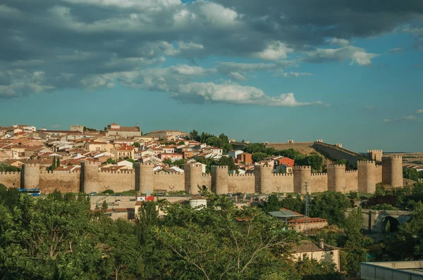 Torres de piedra en gran pared sobre la colina que rodea Ávila — Foto de Stock