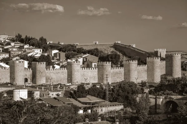 아빌라를 둘러싸고 있는 언덕 위에 있는 큰 벽에 돌탑 — 스톡 사진