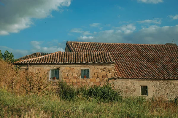 Avila yeşil undergrowth ile tepelik peyzaj Eski ev — Stok fotoğraf