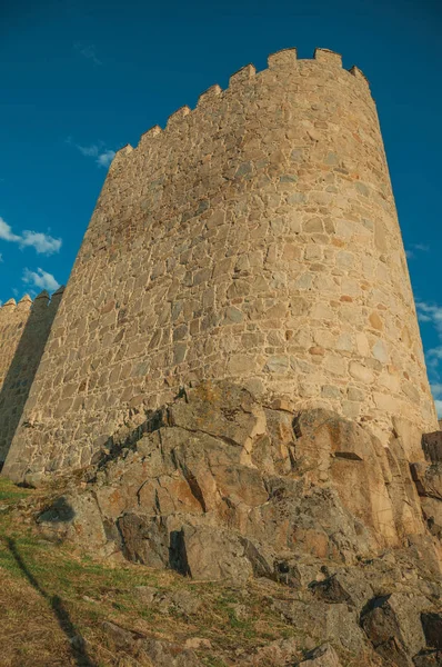 Kamenná věž ve Velké zdi nad skalnatou krajinou v Avile — Stock fotografie