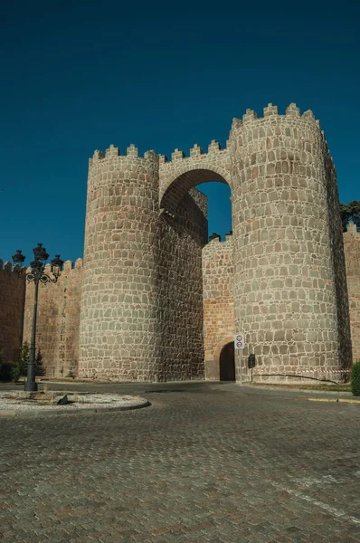 Сан-Вісенте ворота між двома вежами на міській стіні Авіла — стокове фото