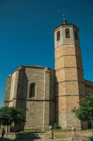 Campanario de la iglesia de ladrillos en Ávila —  Fotos de Stock